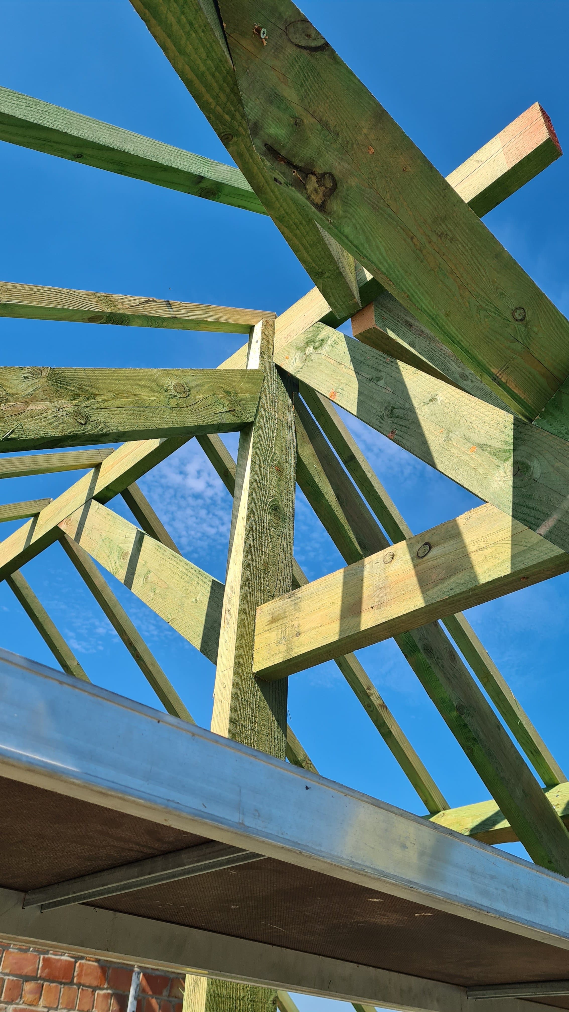 Nieuwe dakconstructie in gedrenkt hout