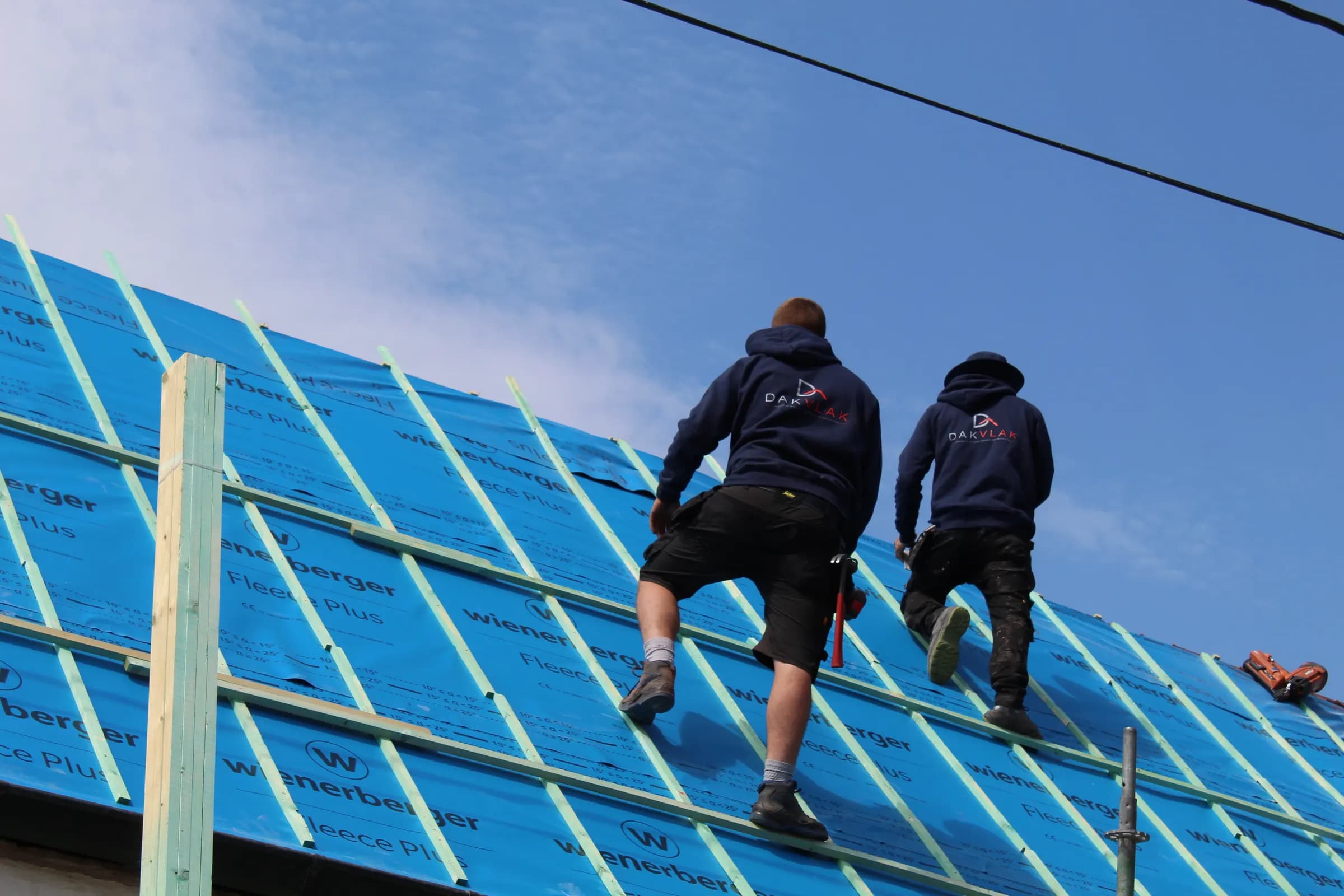 Dakvlak team aan het werk op een dak